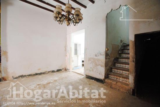 ESPACIOSA CASA CON TERRAZA Y CON MUCHAS POSIBILIDADES - VALENCIA