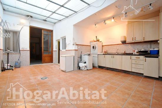 AMPLIA CASA CON TERRAZA Y SOLAR DE 120M2 - VALENCIA