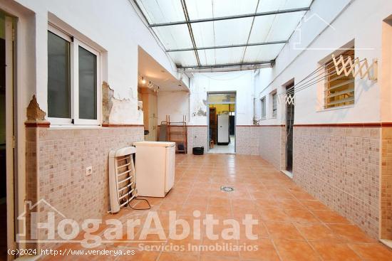 AMPLIA CASA CON TERRAZA Y SOLAR DE 120M2 - VALENCIA