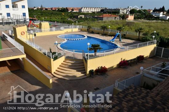 ADOSADO SEMINUEVO CON PISCINA, 3 TERRAZAS Y GARAJE - CASTELLON