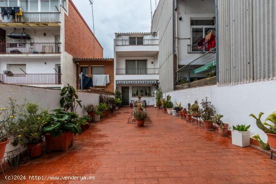 CASA CON GRAN PATIO EN SANT PERE NORD! - BARCELONA