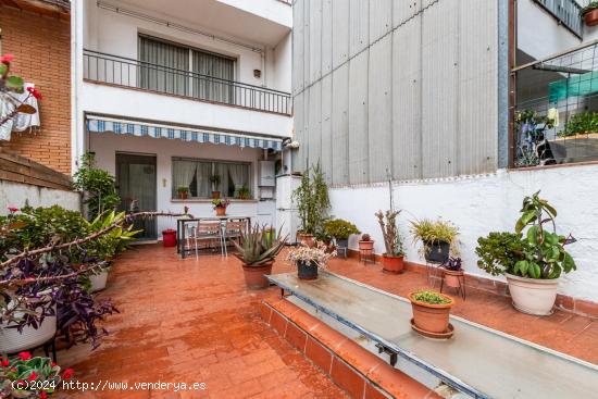 CASA CON GRAN PATIO EN SANT PERE NORD! - BARCELONA