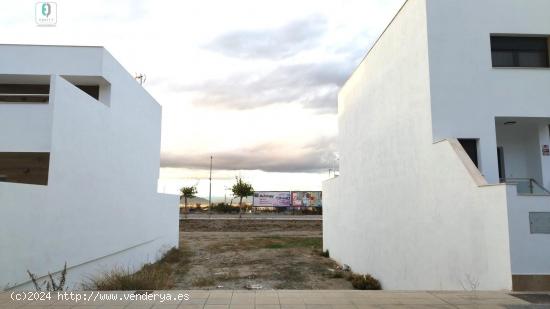 SOLAR DE 228M2 EN ZONA INMEJORABLE DE CHURRIANA DE LA VEGA - GRANADA