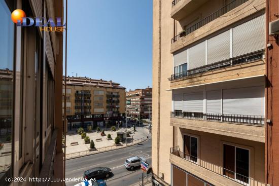 Frente Plaza Albert Einstein, por debajo de facultad de ciencias. Piso en venta de 3 dormitorios, sa