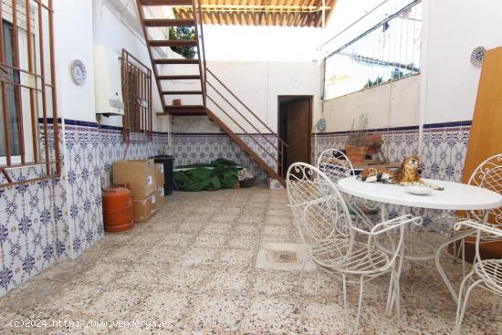 Casa independiente con jardín  para reformar - MURCIA