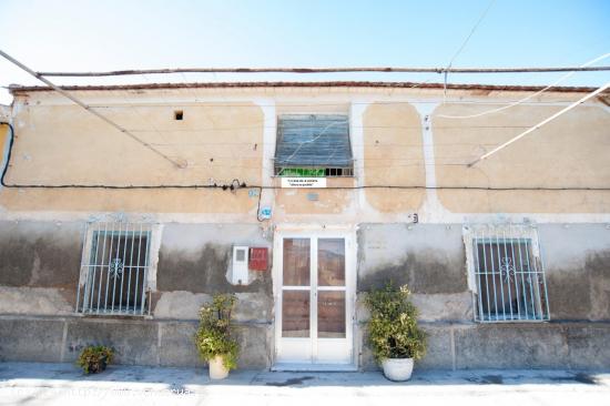 CASA ADOSADA PARA REFORMAR CON MAS DE 2000 M2 TERRENO JUNTO A LOS CUBOS EN JUAN DE BORBON - MURCIA