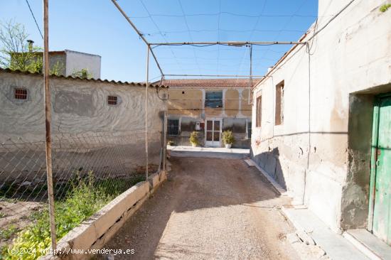 CASA ADOSADA PARA REFORMAR CON MAS DE 2000 M2 TERRENO JUNTO A LOS CUBOS EN JUAN DE BORBON - MURCIA