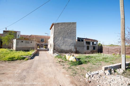 CASA ADOSADA PARA REFORMAR CON MAS DE 2000 M2 TERRENO JUNTO A LOS CUBOS EN JUAN DE BORBON - MURCIA