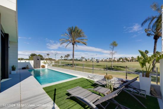 VILLAS DE OBRA NUEVA EN PILAR DE LA HORADADA EN EL CAMPO DE GOLF - ALICANTE