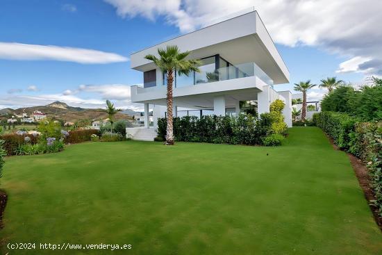 Villa de lujo de 5 dormitorios y 5 baños con vistas al Golf. La Alquería, Benahavís - MALAGA