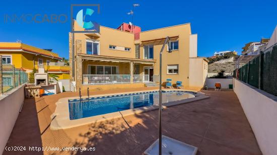 Espectacular villa independiente con piscina en Cala Flores - MURCIA