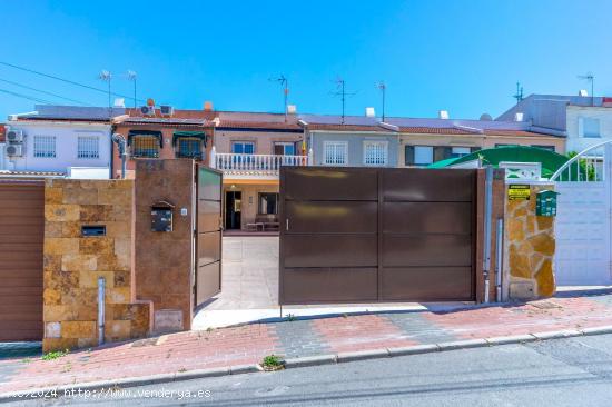 ADOSADO EN LOS BALCONES CON PARCELA 182 M2. 2 DORM. 2 BAÑOS. APARCAMENTO Y TRASTERO. - ALICANTE