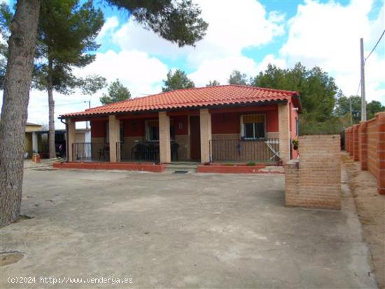 CHALET  DE 1100 M2 DE PARCELA CON PISCINA DE 8X5, VIVIENDA DE RECIENTE CONSTRUCCIÓN HABITABLE TODO 