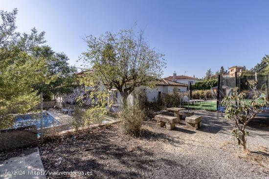 MARAVILLOSO CHALET EN URBANIZACIÓN SAN JAVIER - GRANADA