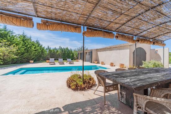 Finca rústica con licencia vacacional y piscina en Santanyí - BALEARES