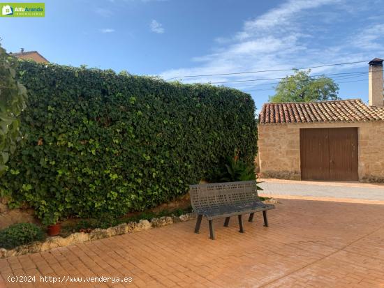 CASA DE PUEBLO CON TERRENO - BURGOS