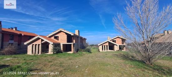  101- Chalets en construcción (obra parada) en Navas de Riofrío (Segovia) - SEGOVIA 