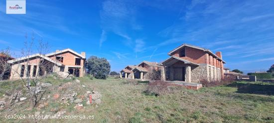 101- Chalets en construcción (obra parada) en Navas de Riofrío (Segovia) - SEGOVIA