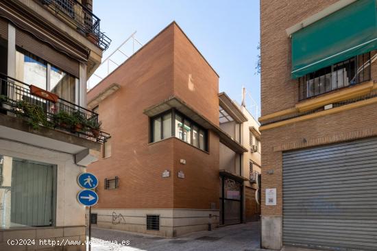 Casa exclusiva junto a Acera del Darro. Pleno centro de Granada. Seminueva y con ascensor propio - G