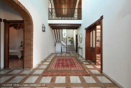 FINCA CON VISTAS INMEJORABLES  AL PUEBLO DE ALHAURIN  Y UNA  GRAN AUTENTICIDAD. - MALAGA