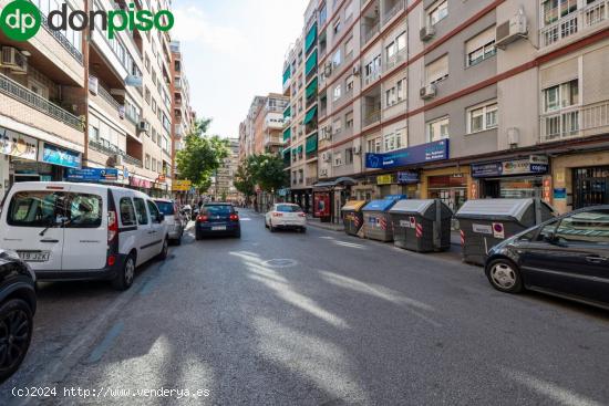 Local comercial en C/ Emperatriz Eugenia - GRANADA