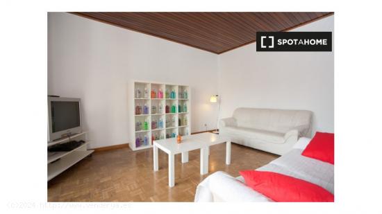 Se alquila habitación en piso de 7 habitaciones en Barcelona - BARCELONA