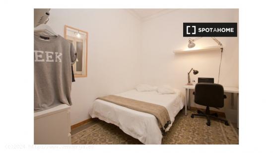 Se alquila habitación en piso de 7 habitaciones en Barcelona - BARCELONA