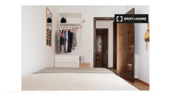 Se alquila habitación en piso de 7 habitaciones en Barcelona - BARCELONA