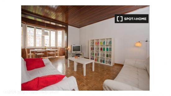 Se alquila habitación en piso de 7 habitaciones en Barcelona - BARCELONA