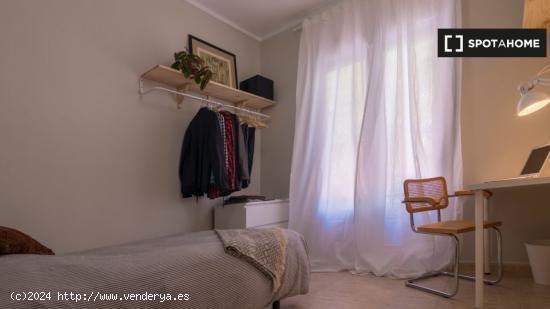 Se alquila habitación en piso de 6 habitaciones en La Sagrada Famlia - BARCELONA