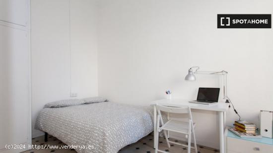 Habitación en piso compartido en barcelona. - BARCELONA