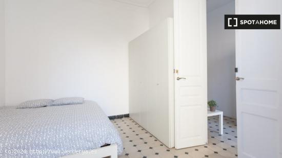 Habitación en piso compartido en barcelona. - BARCELONA