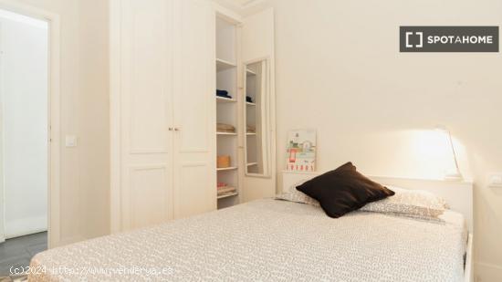 Encantadora habitación con cama doble en alquiler en Barri Gòtic - BARCELONA