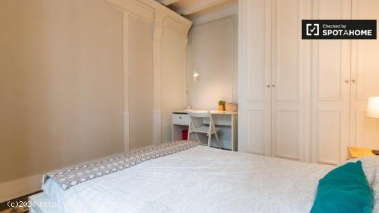 Habitación luminosa con cama matrimonial en alquiler en Barri Gòtic. - BARCELONA