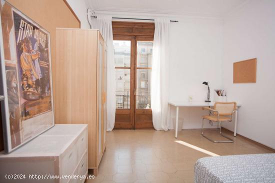 Habitación amueblada con vistas a la ventana de la calle peatonal en el apartamento de 6 dormitorio