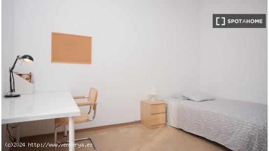 Habitación amueblada con vistas a la ventana de la calle peatonal en el apartamento de 6 dormitorio