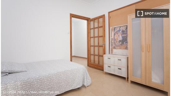 Habitación amueblada con vistas a la ventana de la calle peatonal en el apartamento de 6 dormitorio