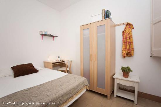  Habitación acogedora con estantería en un apartamento de 6 dormitorios, Eixample - BARCELONA 