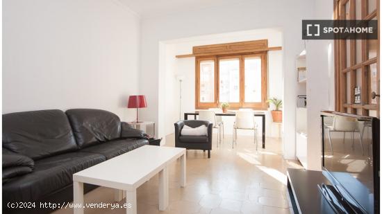 Habitación acogedora con estantería en un apartamento de 6 dormitorios, Eixample - BARCELONA