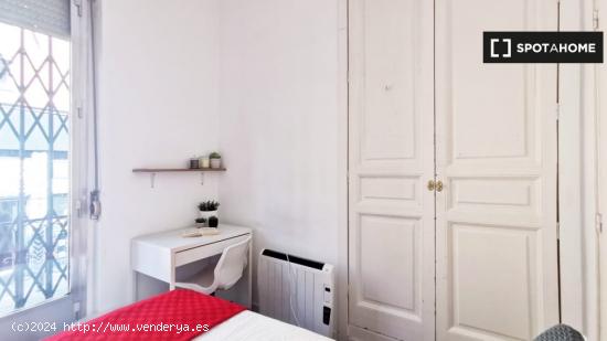 Habitación amueblada con balcón en un apartamento de 4 dormitorios, Latina - MADRID