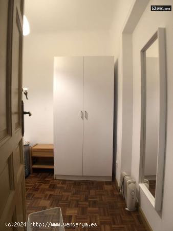 Se alquila habitación en piso de 5 dormitorios en Argüelles, Madrid - MADRID