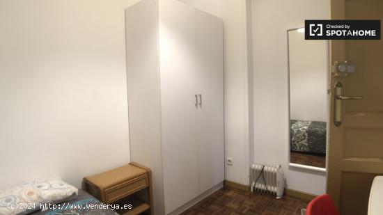 Se alquila habitación en piso de 5 dormitorios en Argüelles, Madrid - MADRID