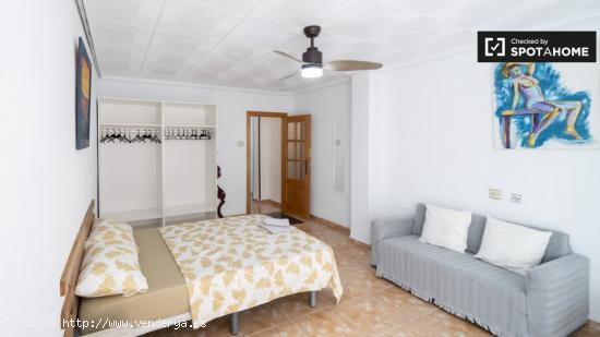 Se alquila habitación en piso de 6 habitaciones en Nou Moles, Valencia - VALENCIA