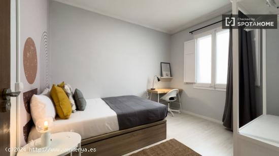 Se alquila habitación en piso de 7 habitaciones en Sants - BARCELONA