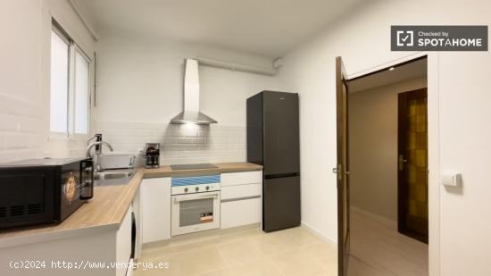 Se alquila habitación en piso de 7 habitaciones en Sants - BARCELONA