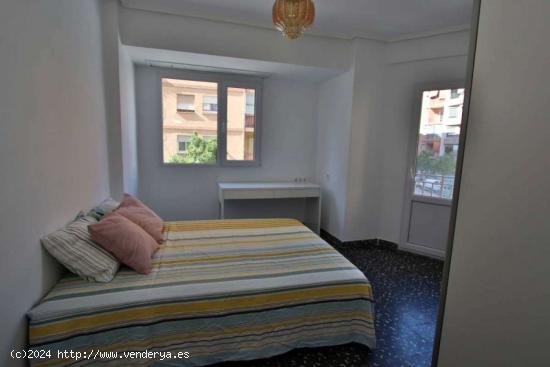 Habitación en apartamento de 3 dormitorios en Benimaclet - VALENCIA