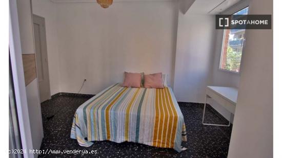 Habitación en apartamento de 3 dormitorios en Benimaclet - VALENCIA