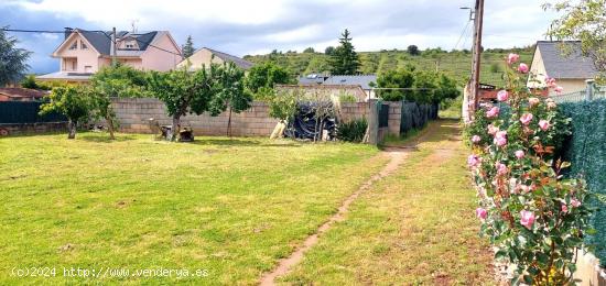 SE VENDE CASA DE PLANTA BAJA CON PARCELA Y JARDIN - LEON