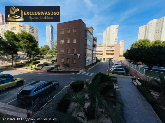 Piso de 2 Habitaciones y 1 Baño en Playa Poniente, con parking y piscina comunitaria. Exclusivas360