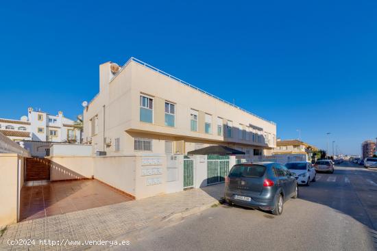 Adosado en esquina 3 dormitorios y 3 baños en C/Cilantro, Playa Flamenca - ALICANTE